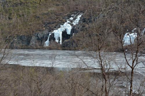 Cascade de glace et lac encore gelé