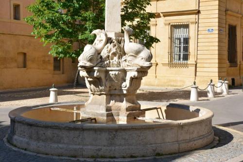 Place des quatre dauphins