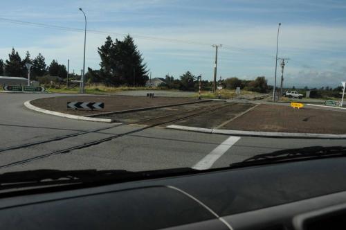 La ligne de chemin de fer passe au milieu du rond-point 