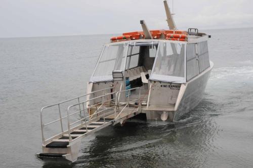 Le bateau revient nous chercher et accoste directement sur la plage de galets 