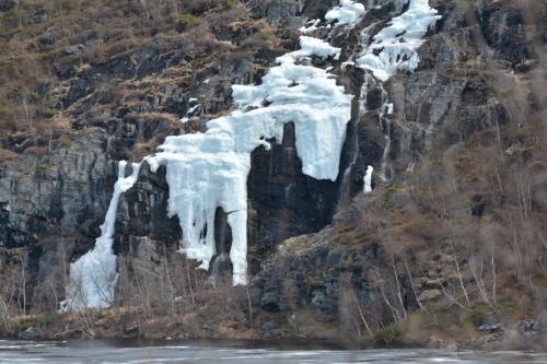 Cascade de glace et lac encore gelé