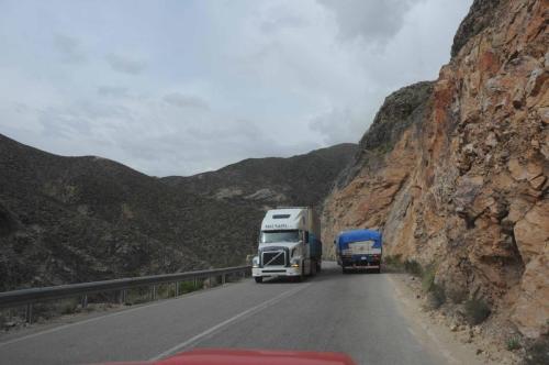 La route pour monter à Putre est étroite et sinueuse, et pleine de camions car c'est la route du nord vers la Bolivie 