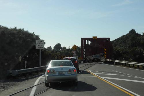 Voitures et Chemin de fer utilisent le même pont !! 