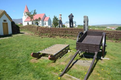 Jardinier en train de finaliser le mur en tourbe