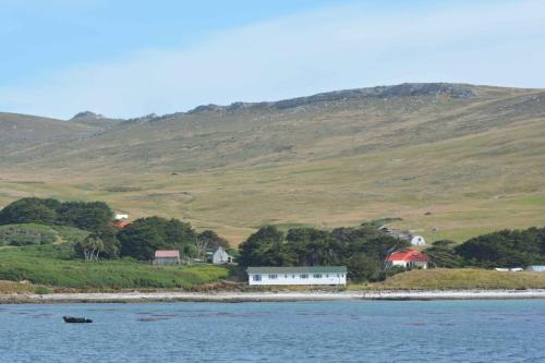 Vue sur Carcass depuis le bateau Seaquest en partant vers West-point Island.