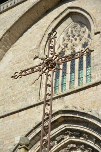 Croix devant l'abbatiale Saint-Robert