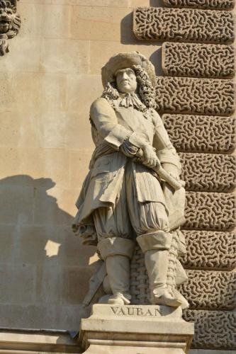 Le Louvre - Statue de Vauban (ingénieur, architecte militaire, urbaniste, hydraulicien et essayiste - 1633-1707)