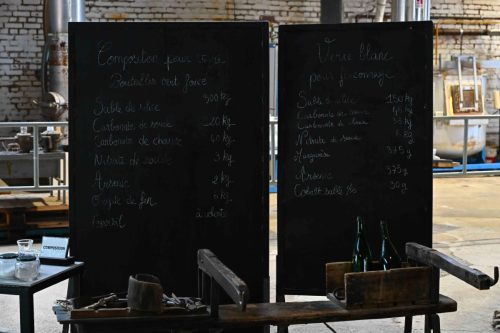 Compositions pour la fabrication de verre foncé et de verre blanc