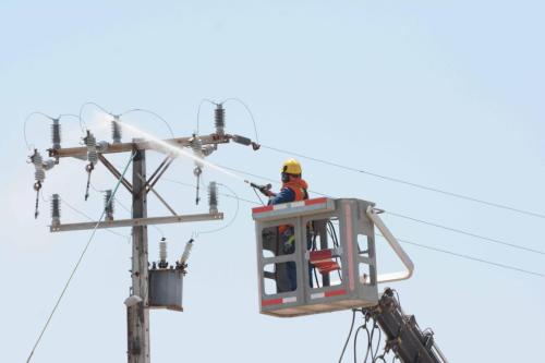 C'est original, ils lavent les isolateurs électriques au karcher 