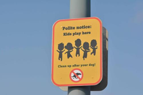 Savoir vivre : des enfants jouent ici, ramassez les crottes de votre chien
