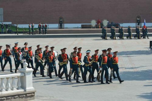 Devant la tombe du Soldat inconnu