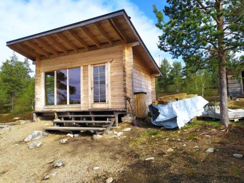 L'abri de jour au bord du lac Tuulisjärvi