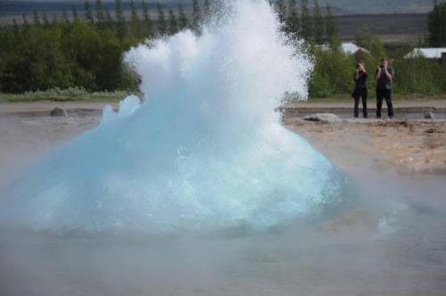 Site géothermique de Geysir - éruption du geyser
