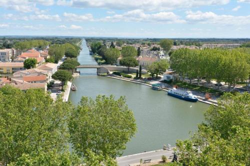 Aigues-Mortes, canal du Rhône à Sète