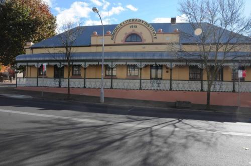 Armidale : Institut d'art et mécanique construit en 1863, transformé en 1915 et enuite utilisé en école littéraire et bibliothèque municipale 