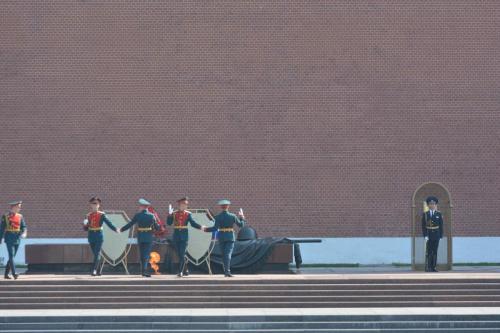 Devant la tombe du Soldat inconnu