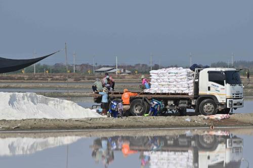Récolte du sel à Pak Thale Nature Reserve