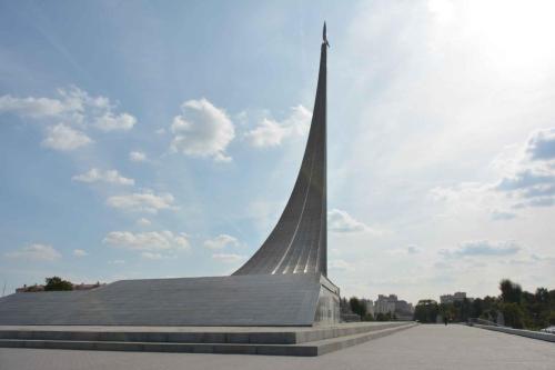 Monument aux conquérants de l'espace, 100 m, recouvert de titane, 1964.