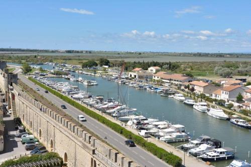 Aigues-Mortes, canal du Rhône à Sète