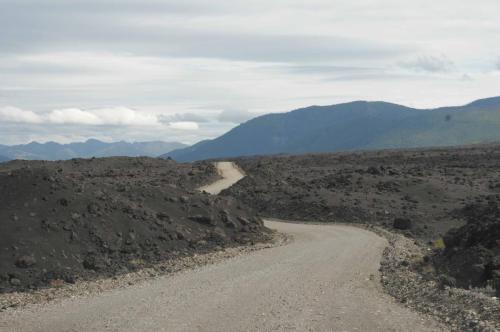 La piste traverse une ancienne coulée de lave 
