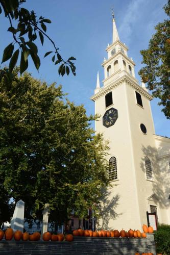 Newport - vente de charité de citrouilles prés d'une église