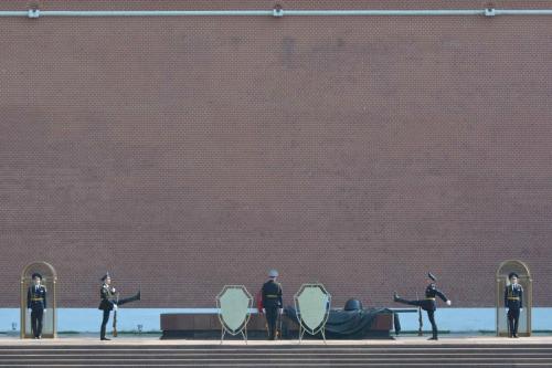 Relève de la garde devant la tombe du Soldat inconnu