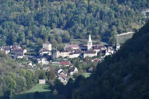 Baume-les-Messieurs depuis le belvédère des Roches de Baume