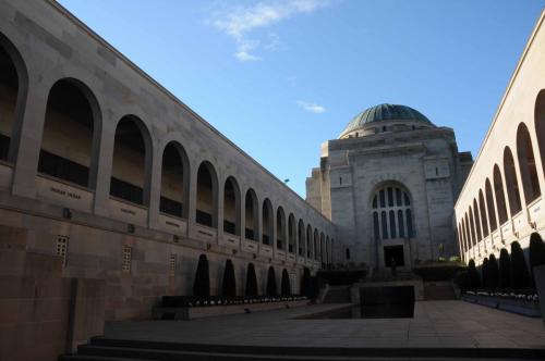 Mémorial militaire australien, avec sous les arcades les noms des morts au combat dans les différents conflits armés. 