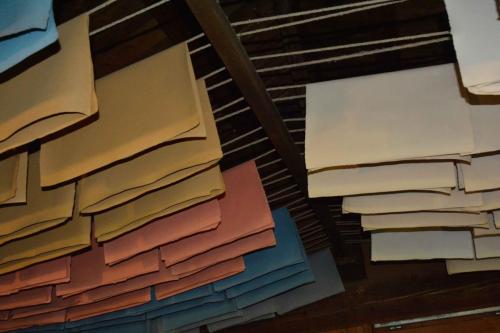 Feuilles de papier dans le sèchoir