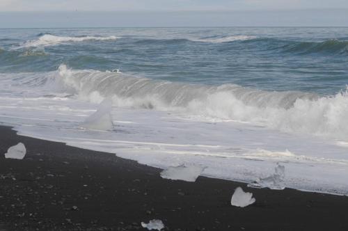 Morceaux de glace sur la plage prés de Jokulsarlon