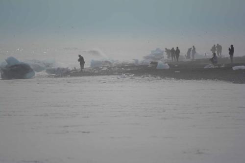 Morceaux de glace sur la plage prés de Jokulsarlon