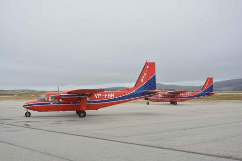 A droite l'avion de surveillance des bateaux de pêche.