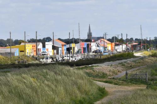 Port des Champs et église de Bouin