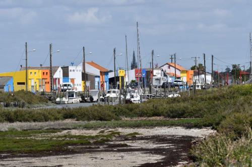 Port des Champs et église de Bouin