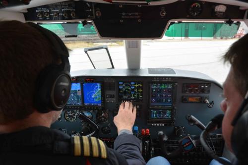 Après avoir fait le plein, le pilote teste les moteurs avant de redécoller.