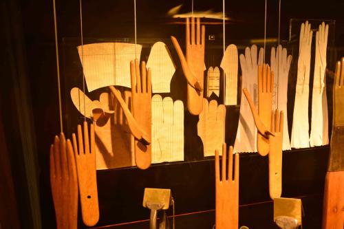 Maison de l'outil et de la pensée ouvrière - le gantier