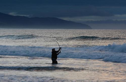 Pêcheur sur la plage de Apollo Bay