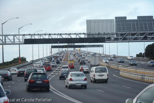 Pont traversant la baie d'auckland, à l'heure de pointe 