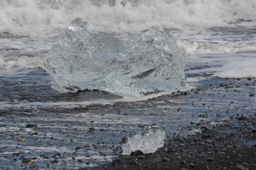 Morceaux de glace sur la plage prés de Jokulsarlon