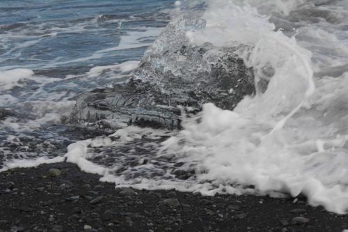 Morceaux de glace sur la plage prés de Jokulsarlon