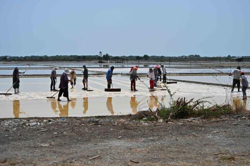 Récolte du sel à Khok Kham