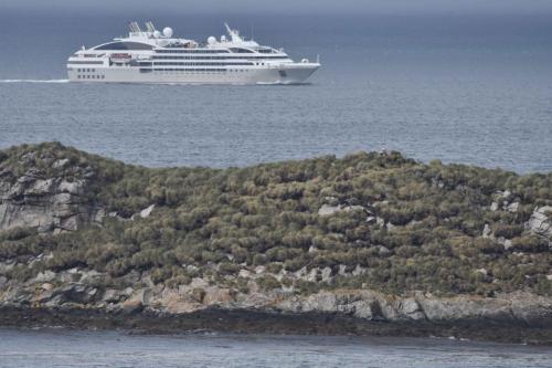 Le Soléal de la compagnie du Ponant passe près de Carcass Island
