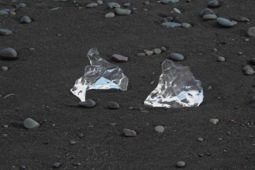 Morceaux de glace sur la plage prés de Jokulsarlon