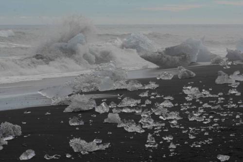 Morceaux de glace sur la plage prés de Jokulsarlon
