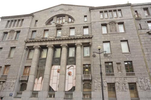 Près du Batiment de l'Etat-Major