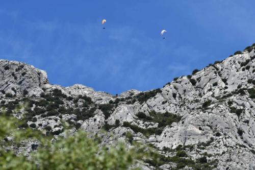 Parapentistes au dessus de la Sainte-Victoire