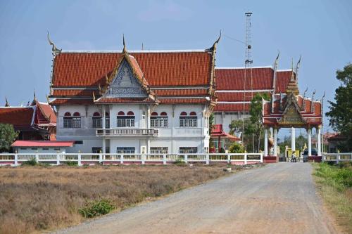 Wat Khomnaram (Khomnaram Temple)