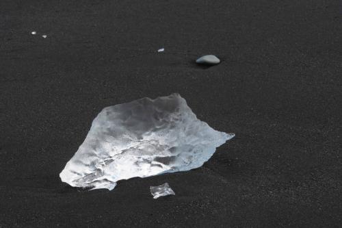Morceaux de glace sur la plage prés de Jokulsarlon