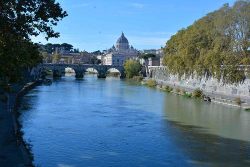 Le Tibre, au loin le dôme de Saint-Pierre