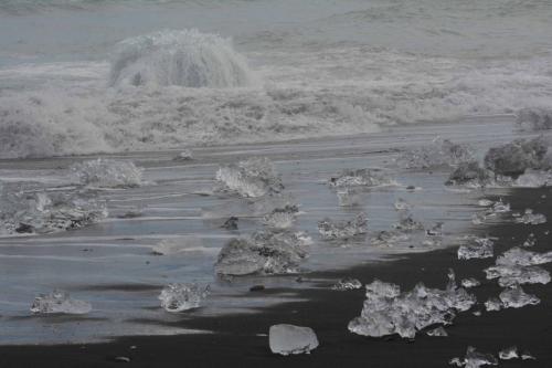 Morceaux de glace sur la plage prés de Jokulsarlon